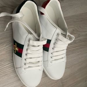 Gucci Ace Embroidered Bee Leather Sneaker sz 37